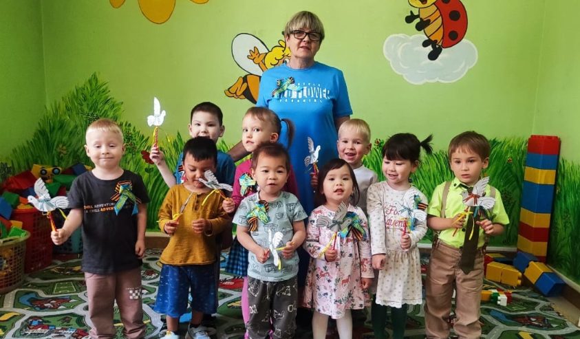 Дети с педагогом на занятии в «Тропинке»