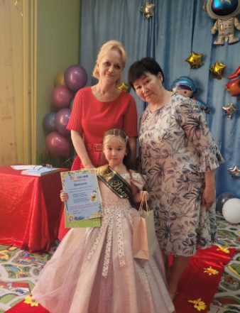 Выпускница «Тропинки» с наградой